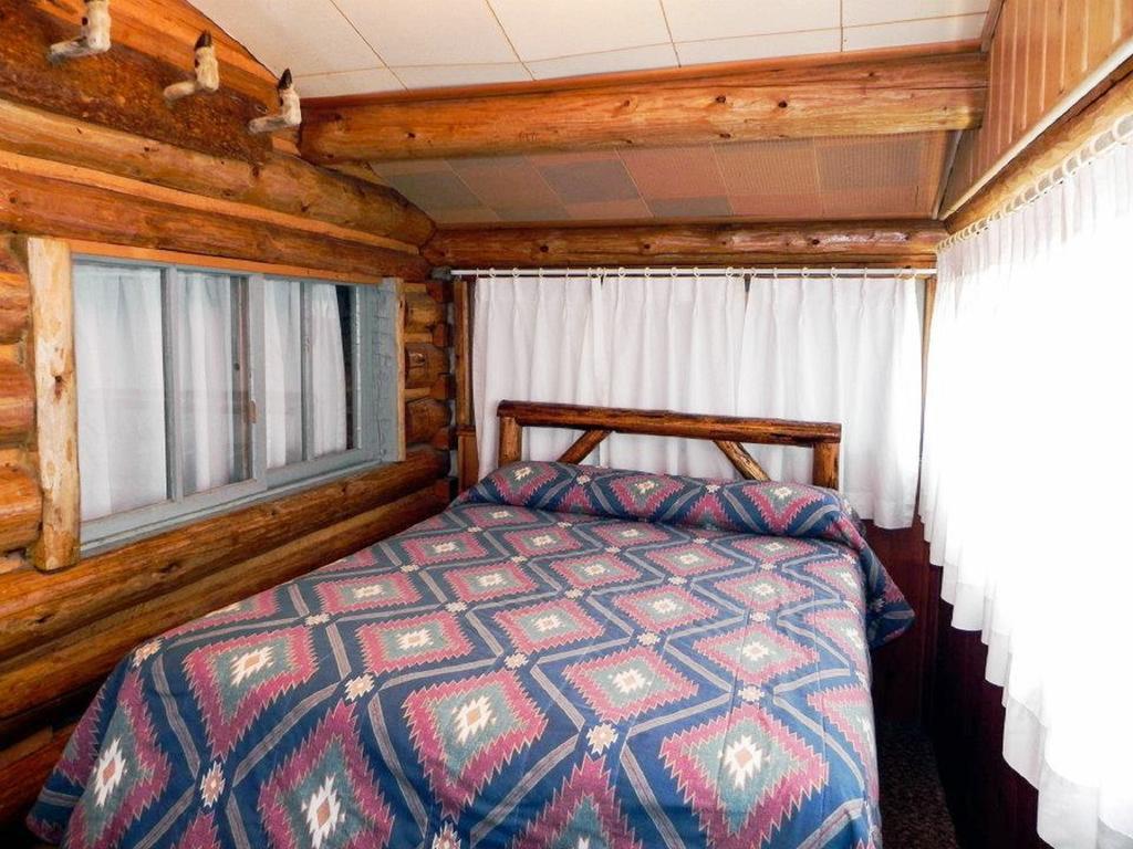 Sleepy Hollow Lodge West Yellowstone Room photo