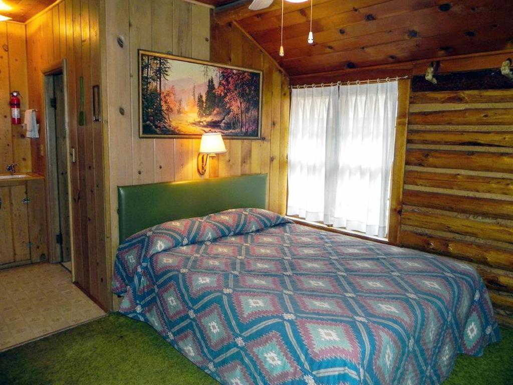 Sleepy Hollow Lodge West Yellowstone Room photo
