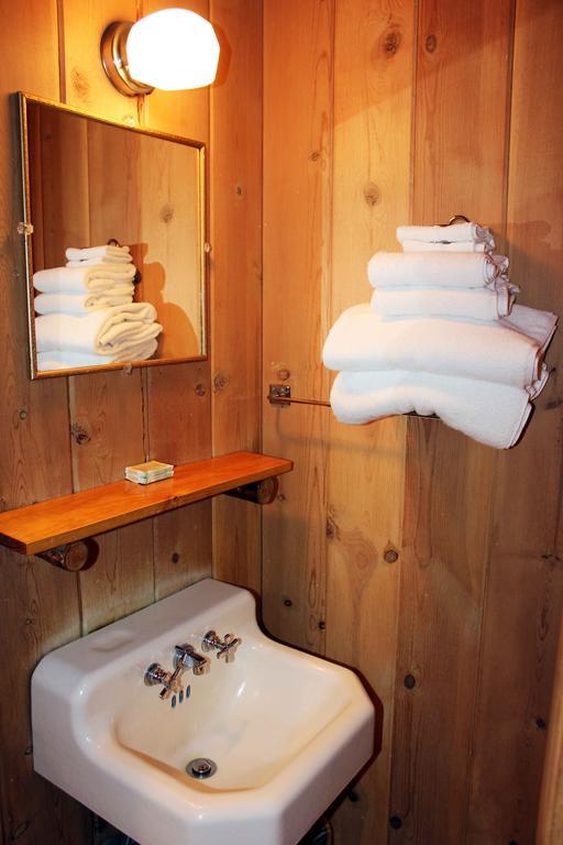 Sleepy Hollow Lodge West Yellowstone Room photo